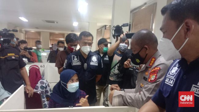 Aparat menggerebek dan menangkap puluhan karyawan terkait kasus pinjaman online atau pinjol dari Jakarta hingga Yogyakarta.