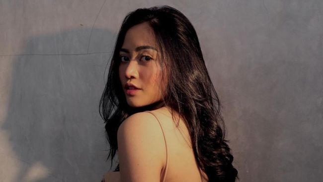 Rachel Vennya meminta maaf pada Menkes Budi Sadikin dan Menpar Sandiaga Uno usai kabur karantina beberapa waktu lalu. 