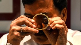 FOTO: Ramai Warga India Jual Perhiasan di Tengah Pandemi