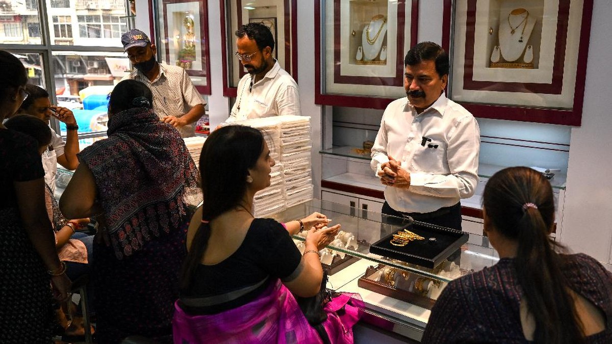 FOTO: Ramai Warga India Jual Perhiasan di Tengah Pandemi