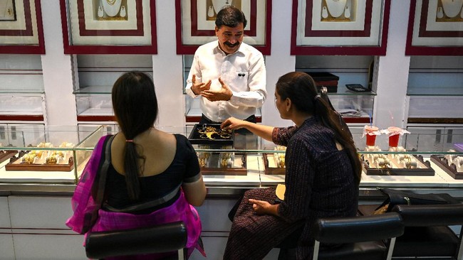 FOTO: Ramai Warga India Jual Perhiasan di Tengah Pandemi