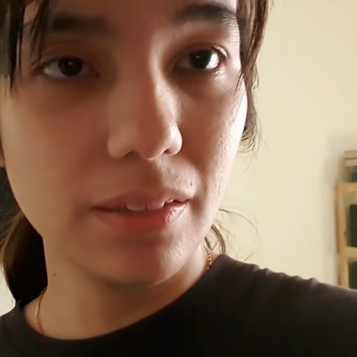 <p>Rumah baru Sheila Marcia di Semarang didominasi dengan warna putih. Belum banyak perabotan yang memenuhi rumahnya. Meski begitu, rumah Sheila tak pernah sepi dari keceriaan anak-anak. (Foto: YouTube Sheila Marcia & AwesomeFam)</p>