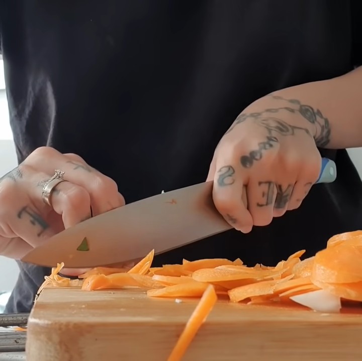 <p>Di dapur tersebut, Sheila Marcia juga biasa memasak hidangan untuk anak-anak dan suaminya. (Foto: YouTube Sheila Marcia & AwesomeFam)</p>