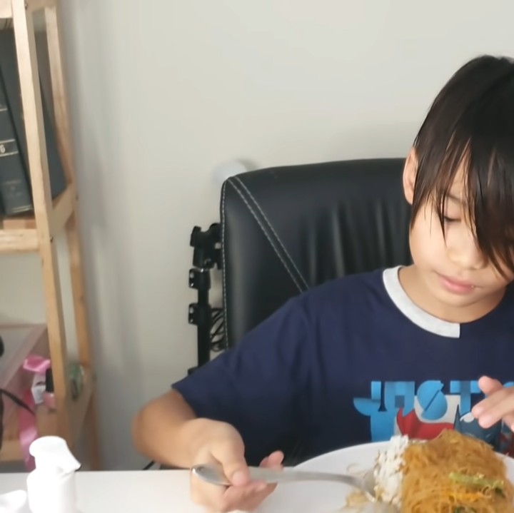 <p>Setelah masakan sudah matang, anak-anak Sheila Marcia biasanya akan berkumpul menyantap makanan di sana. (Foto: YouTube Sheila Marcia & AwesomeFam)</p>