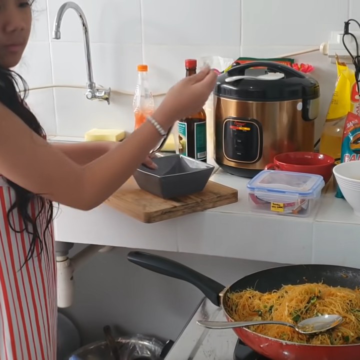 <p>Dapur Sheila Marcia terbilang jauh dari kata mewah. Meski begitu, dapur menjadi salah satu tempat favorit berkumpulnya keluarga Sheila. (Foto: YouTube Sheila Marcia & AwesomeFam)</p>