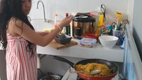 <p>Dapur Sheila Marcia terbilang jauh dari kata mewah. Meski begitu, dapur menjadi salah satu tempat favorit berkumpulnya keluarga Sheila. (Foto: YouTube Sheila Marcia & AwesomeFam)</p>