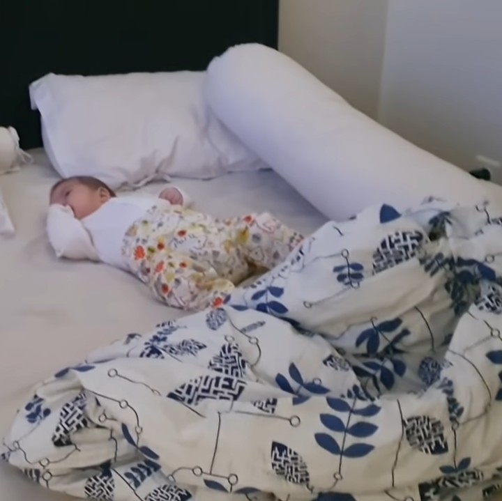 <p>Kamar Sheila Marcia juga terlihat simpel dengan dominasi warna putih. Di sana, ia biasa menidurkan putra bungsunya, Elijah Jerome Zev Emmanuel. (Foto: YouTube Sheila Marcia & AwesomeFam)</p>