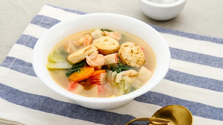 Sapo tahu, chinese food made with tofu, vegetables and seafood. Served on white bowl.