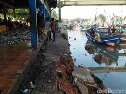 Tanah di TPI Labuan Padeglang Ambles, Perahu Nelayan Susah Bersandar