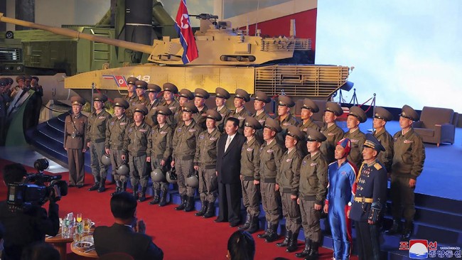 Heboh tentara Korut berkostum biru ketat, netizen menjulukinya sebagai Captain DPRK dan Manusia Roket.