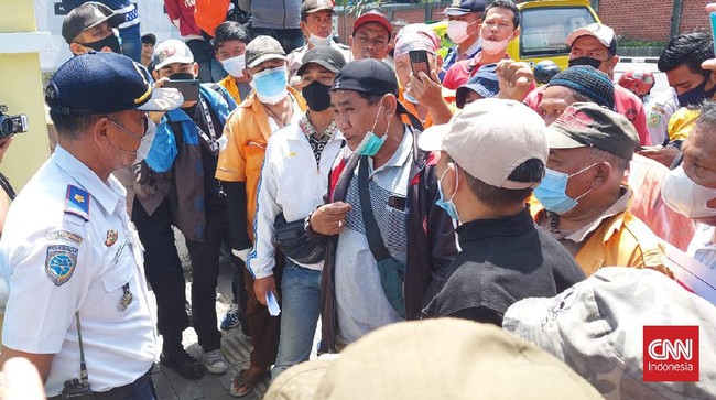 Puluhan juru parkir berunjuk rasa di Medan menolak penerapan parkir digital atau e-Parkir yang akan dijalankan Bobby Nasution mulai 18 Oktober 2021.
