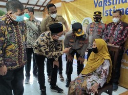 Vaksinasi Lansia di Sidoarjo Dikejar hingga Target Capai 60 Persen