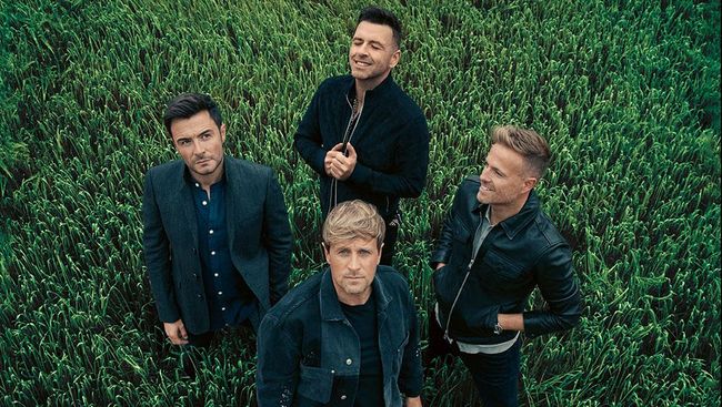 Penggemar ramai mengantre di photo booth bertema video musik Uptown Girl menjelang konser Westlife  di Stadion Madya Gelora Bung Karno, Jakarta, Sabtu (11/2).