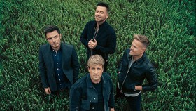 img-title Photobooth Konser Westlife Ramai Diserbu, Berpose ala MV Uptown Girl