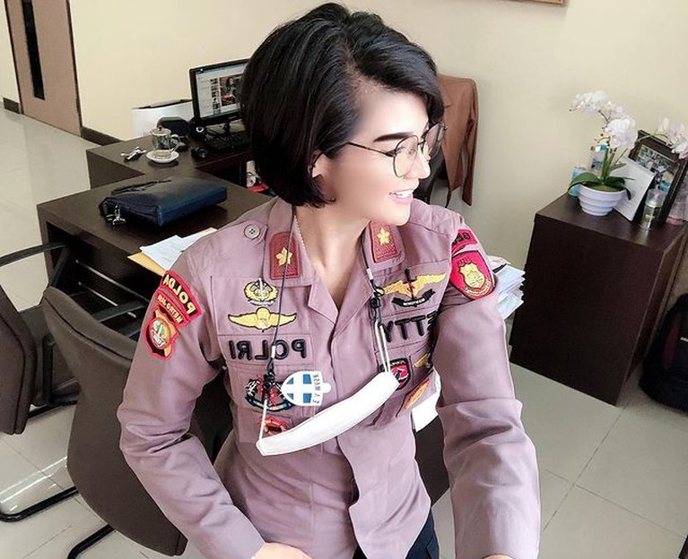 7 Foto Cantik Polwan Viral yang Disebut Mirip Artis Kompol Netty Rosdiana Siagian mencuri perhatian publik karena parasnya yang cantik hingga disebut mirip artis. Yuk intip!