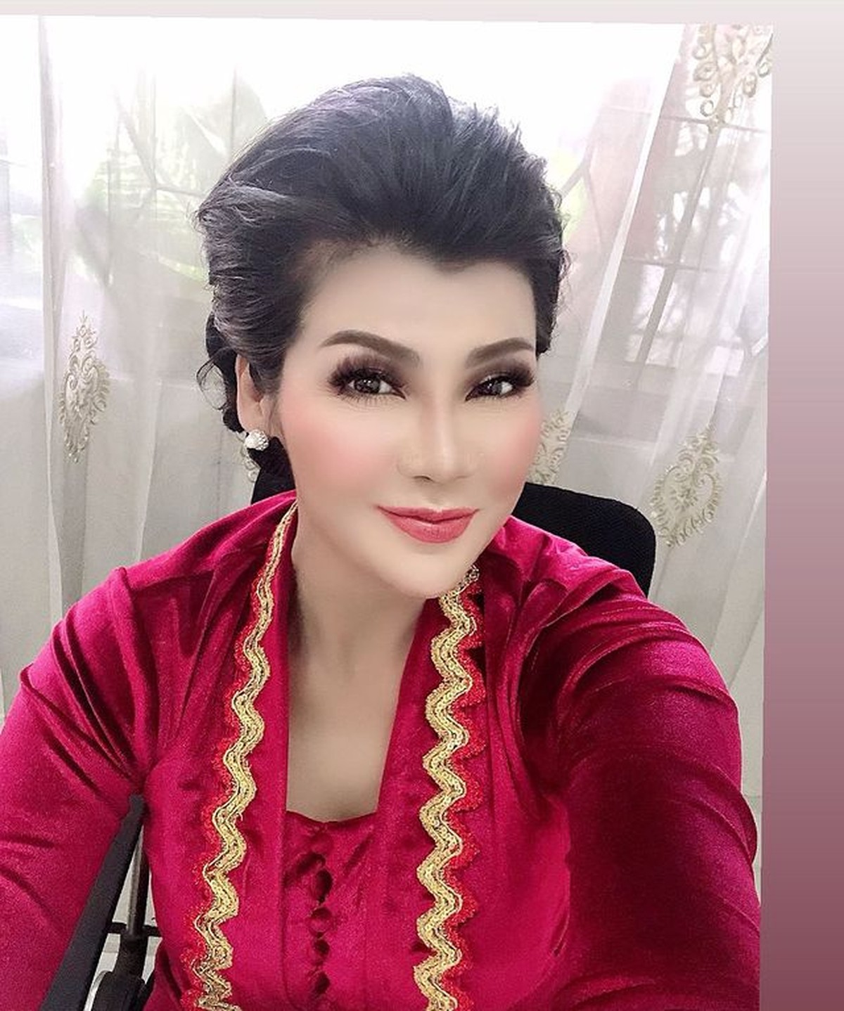 Kompol Netty Rosdiana Siagian mencuri perhatian publik karena parasnya yang cantik hingga disebut mirip artis&period; Yuk intip&excl;