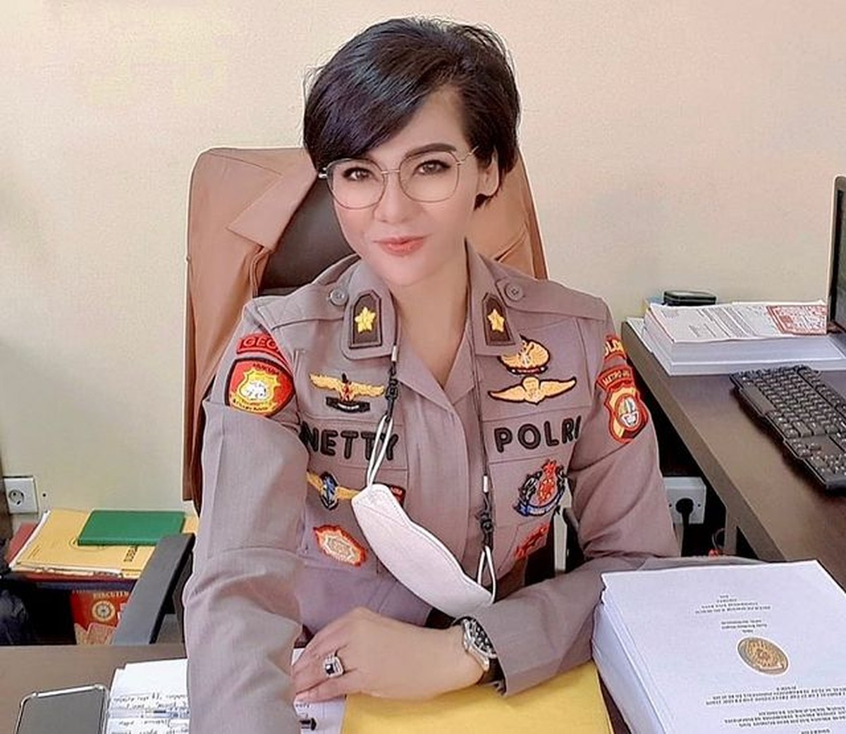 Kompol Netty Rosdiana Siagian mencuri perhatian publik karena parasnya yang cantik hingga disebut mirip artis&period; Yuk intip&excl;