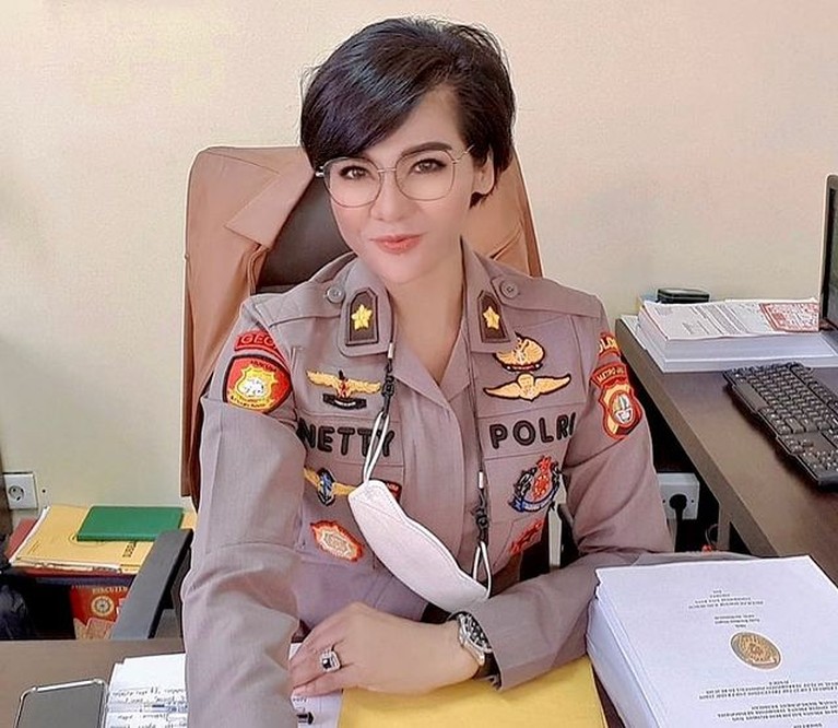 7 Foto Cantik Polwan Viral yang Disebut Mirip Artis Kompol Netty Rosdiana Siagian mencuri perhatian publik karena parasnya yang cantik hingga disebut mirip artis. Yuk intip!