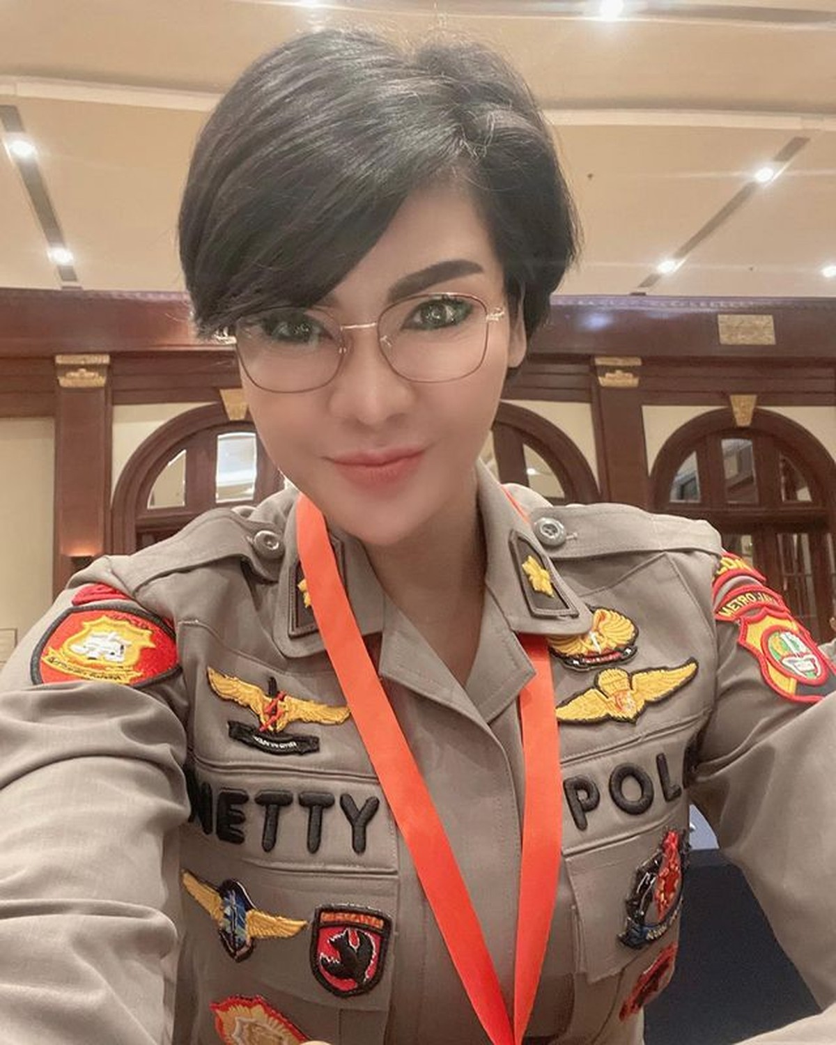 Kompol Netty Rosdiana Siagian mencuri perhatian publik karena parasnya yang cantik hingga disebut mirip artis&period; Yuk intip&excl;