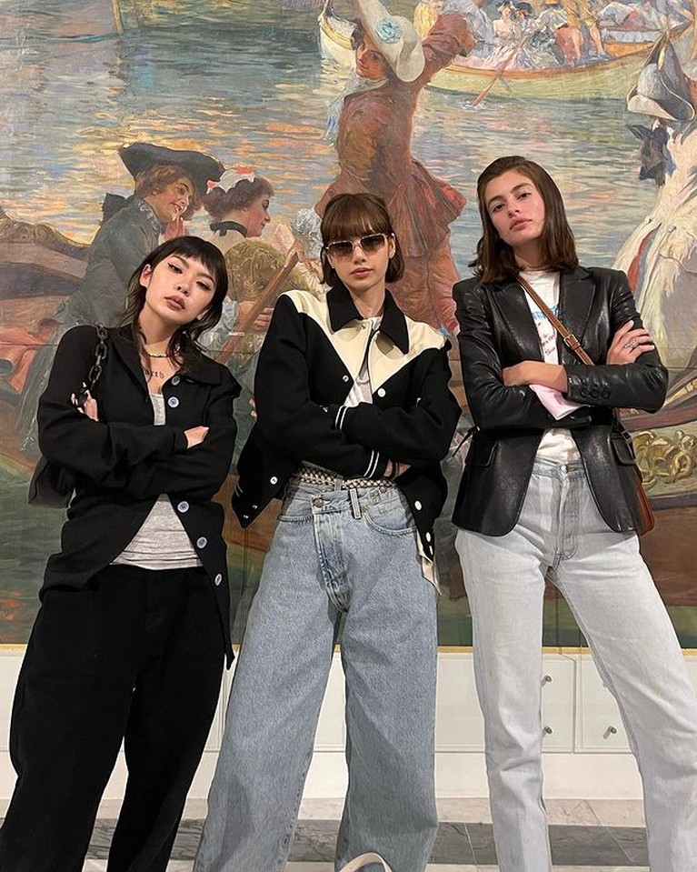 7 Potret Liburan Seru Lisa BLACKPINK di Prancis, Tampil Boyish & Cantik Lisa BLACKPINK sedang menikmati waktu liburannya di Nice, Prancis. Yuk kita intip potret keseruannya!