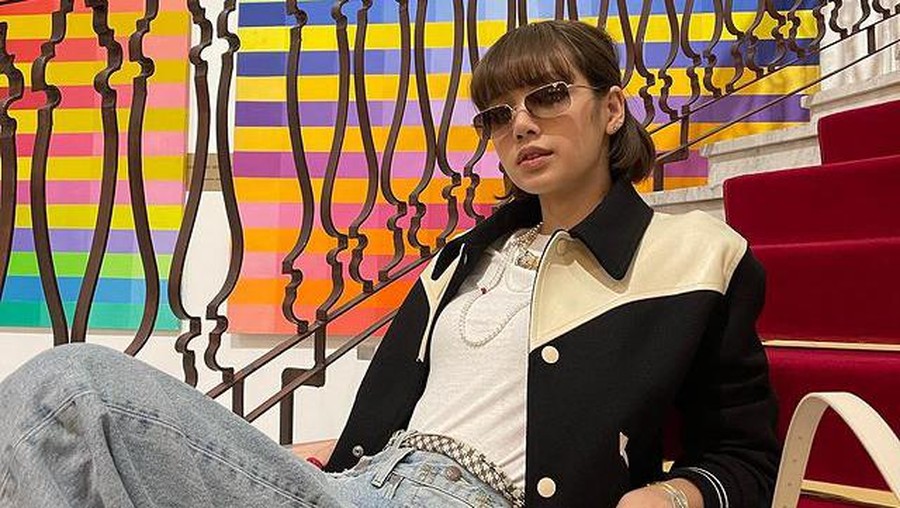 7 Potret Liburan Seru Lisa BLACKPINK di Prancis, Tampil Boyish & Cantik Lisa BLACKPINK sedang menikmati waktu liburannya di Nice, Prancis. Yuk kita intip potret keseruannya!
