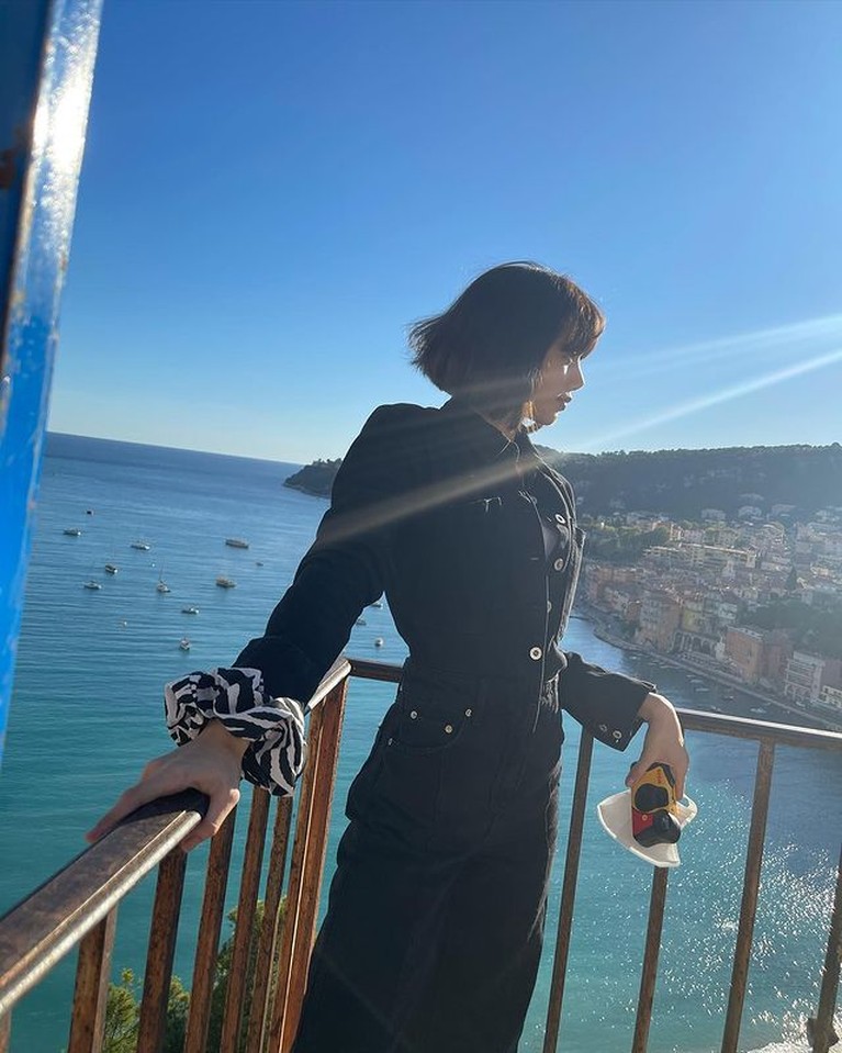 7 Potret Liburan Seru Lisa BLACKPINK di Prancis, Tampil Boyish & Cantik Lisa BLACKPINK sedang menikmati waktu liburannya di Nice, Prancis. Yuk kita intip potret keseruannya!