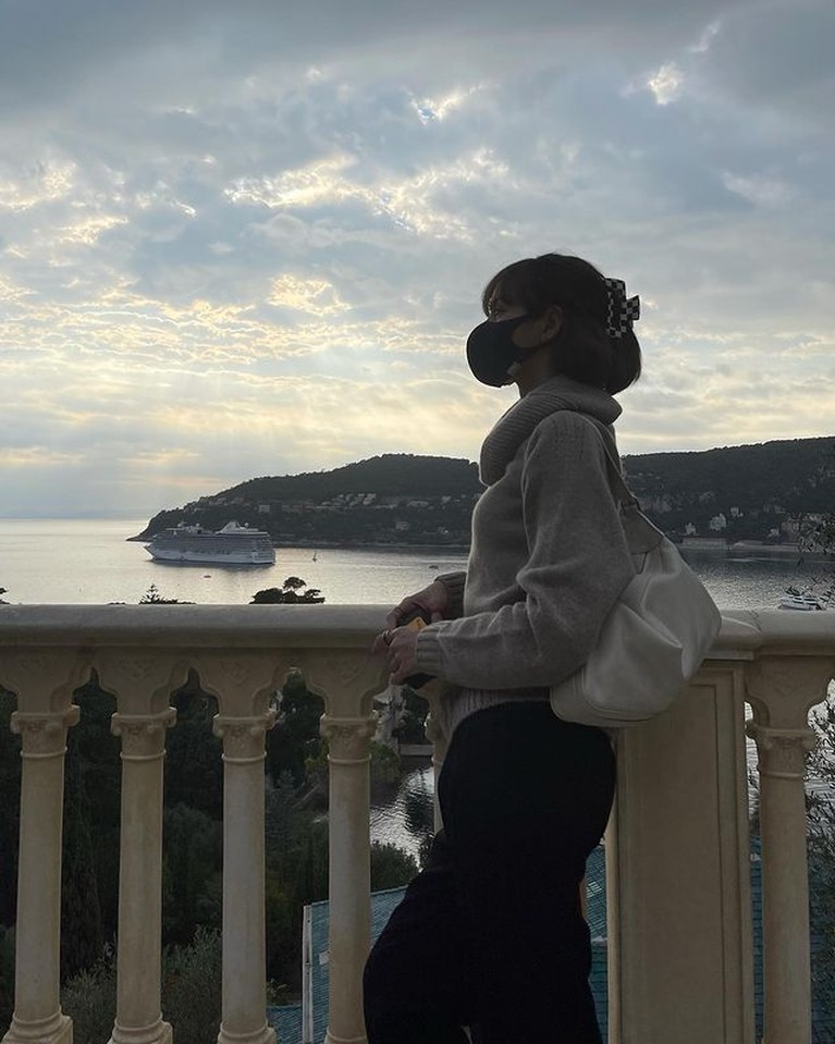 Lisa BLACKPINK sedang menikmati waktu liburannya di Nice, Prancis. Yuk kita intip potret keseruannya!