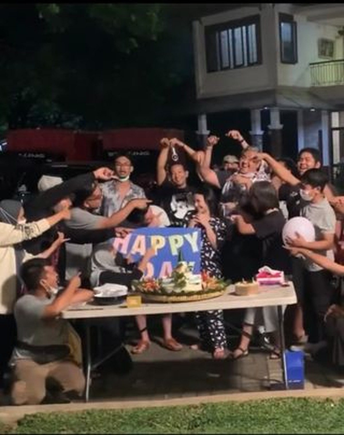 Prilly Latuconsina sedang berbahagia merayakan ulang tahunnya yang ke 25 hari ini Jumat &lpar;15&sol;10&rpar;&period; Yuk kita intip momen perayannya&excl;