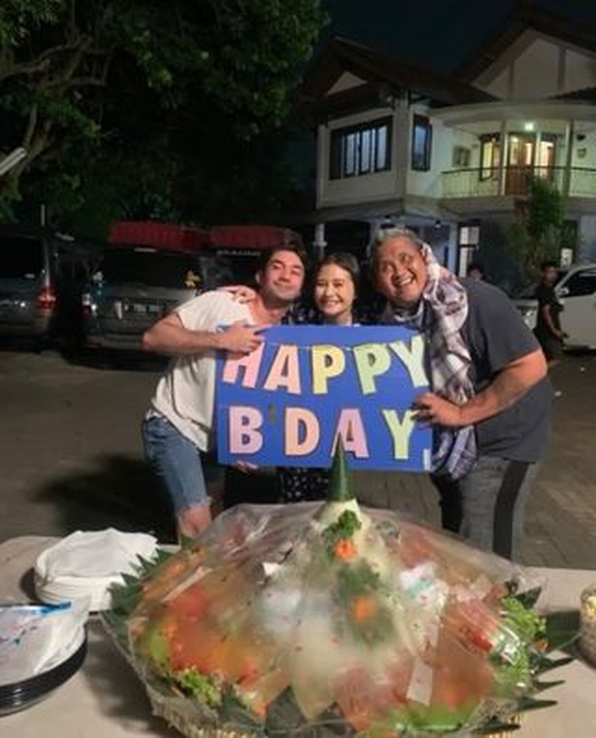 Prilly Latuconsina sedang berbahagia merayakan ulang tahunnya yang ke 25 hari ini Jumat &lpar;15&sol;10&rpar;&period; Yuk kita intip momen perayannya&excl;