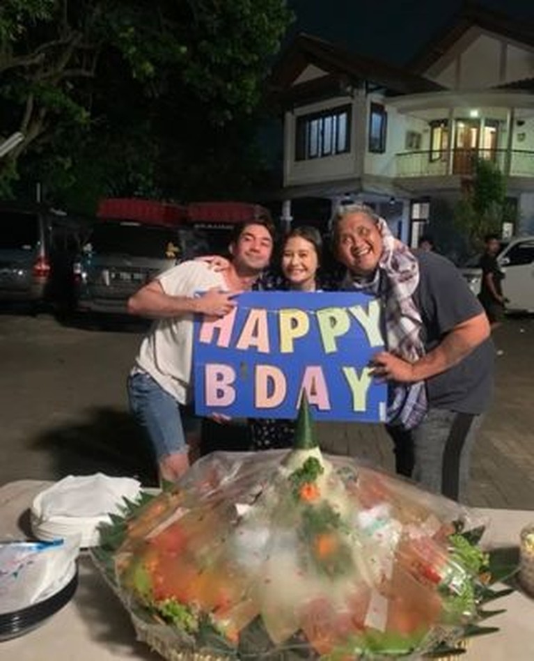 8 Momen Ultah Prilly Latuconsina ke-25, Dapat Ucapan di Billboard oleh Fans Prilly Latuconsina sedang berbahagia merayakan ulang tahunnya yang ke 25 hari ini Jumat (15/10). Yuk kita intip momen perayannya!