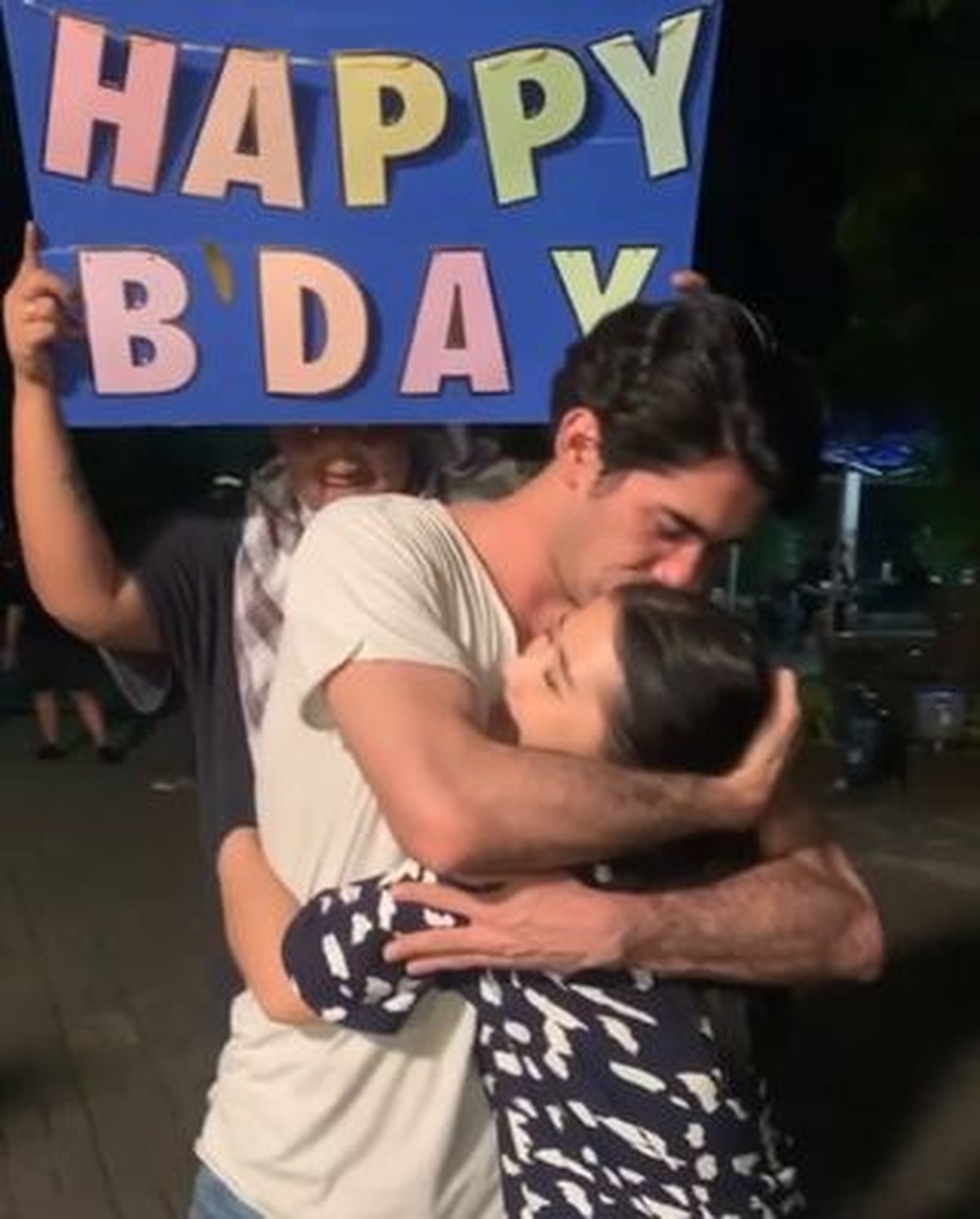 Prilly Latuconsina sedang berbahagia merayakan ulang tahunnya yang ke 25 hari ini Jumat &lpar;15&sol;10&rpar;&period; Yuk kita intip momen perayannya&excl;