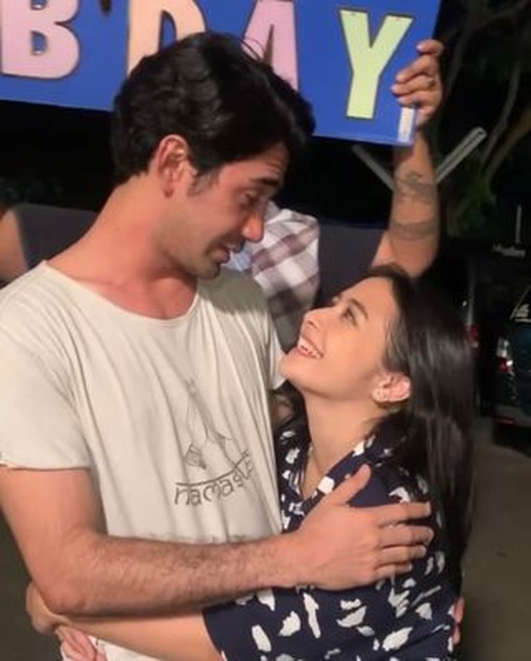 8 Momen Ultah Prilly Latuconsina ke-25, Dapat Ucapan di Billboard oleh Fans Prilly Latuconsina sedang berbahagia merayakan ulang tahunnya yang ke 25 hari ini Jumat (15/10). Yuk kita intip momen perayannya!