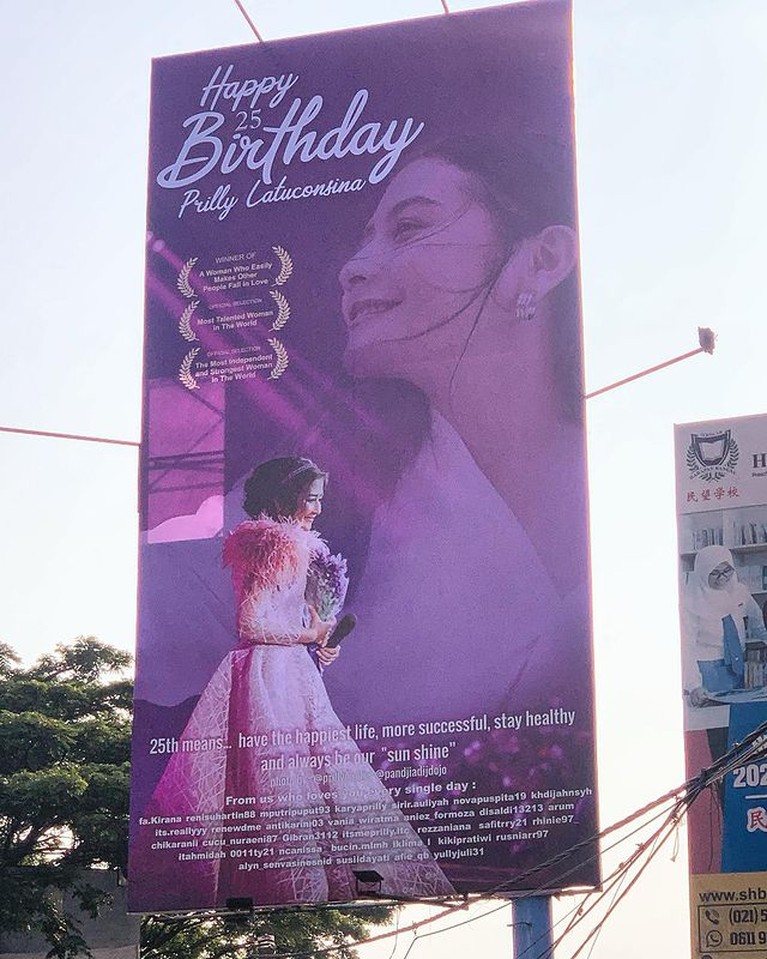 8 Momen Ultah Prilly Latuconsina ke-25, Dapat Ucapan di Billboard oleh Fans Prilly Latuconsina sedang berbahagia merayakan ulang tahunnya yang ke 25 hari ini Jumat (15/10). Yuk kita intip momen perayannya!