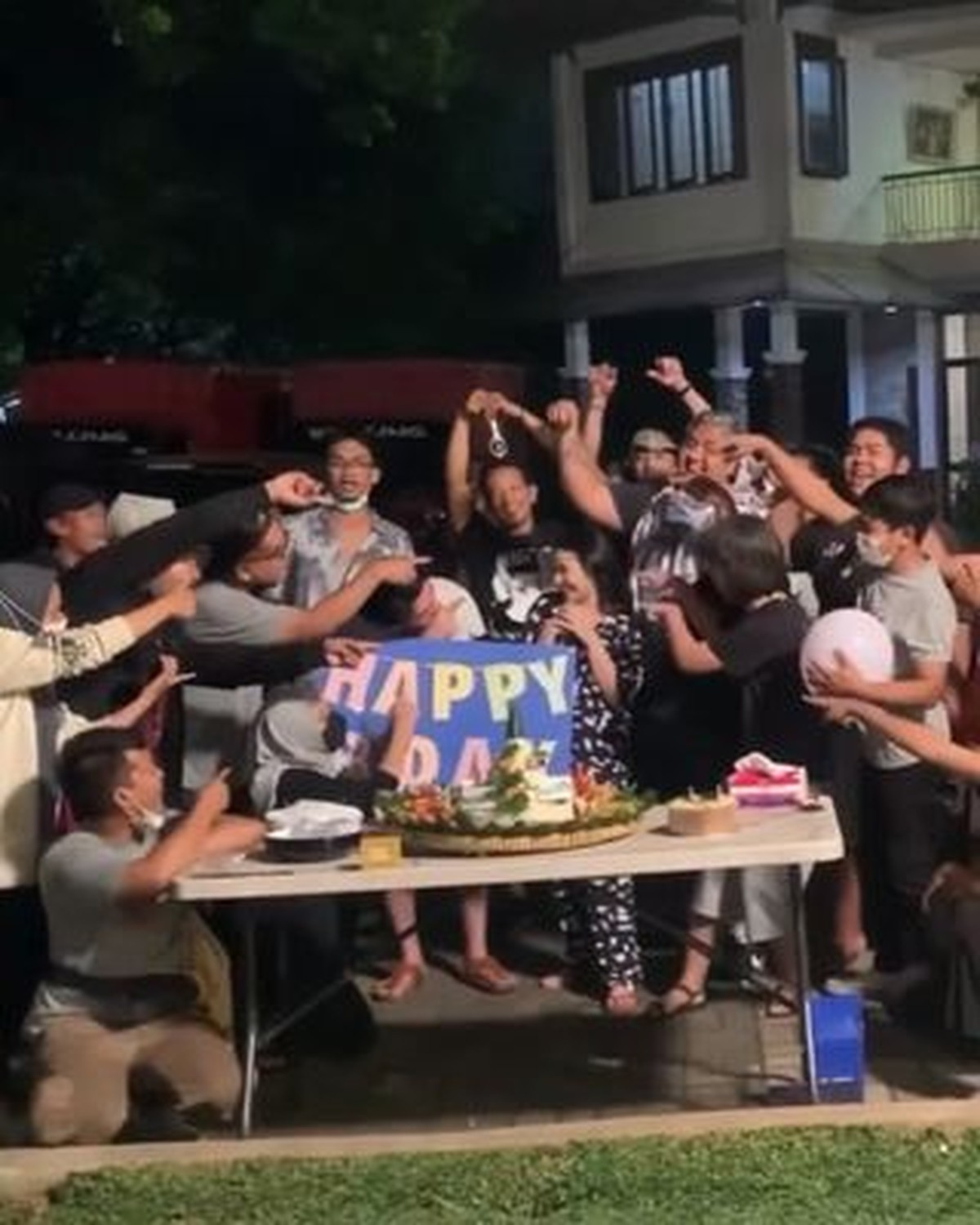 Prilly Latuconsina sedang berbahagia merayakan ulang tahunnya yang ke 25 hari ini Jumat &lpar;15&sol;10&rpar;&period; Yuk kita intip momen perayannya&excl;