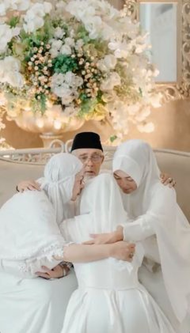 Sebelum dipersunting oleh Ridho DA, Syifa menjalani beberapa rangkaian acara seperti pengajian dan siraman. Yuk intip!