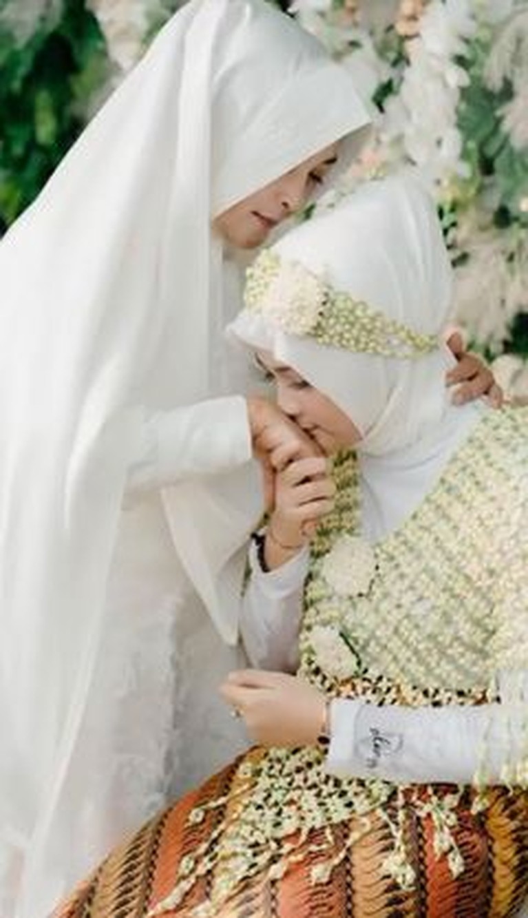 9 Potret Haru Acara Pengajian & Siraman Syifa Calon Istri Ridho DA Sebelum dipersunting oleh Ridho DA, Syifa menjalani beberapa rangkaian acara seperti pengajian dan siraman. Yuk intip!