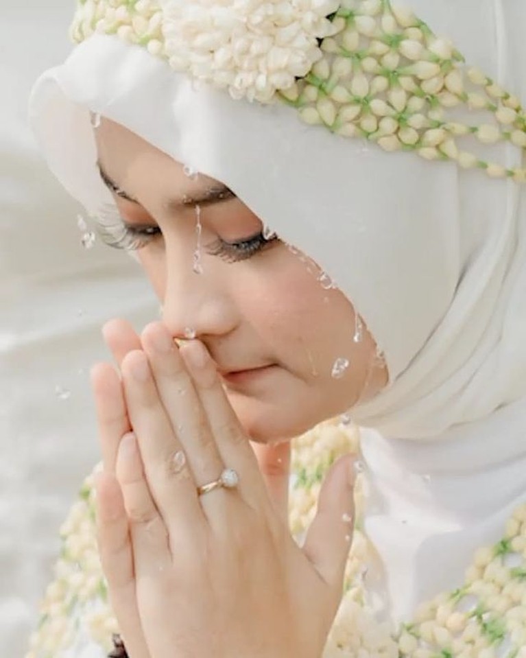 9 Potret Haru Acara Pengajian & Siraman Syifa Calon Istri Ridho DA Sebelum dipersunting oleh Ridho DA, Syifa menjalani beberapa rangkaian acara seperti pengajian dan siraman. Yuk intip!