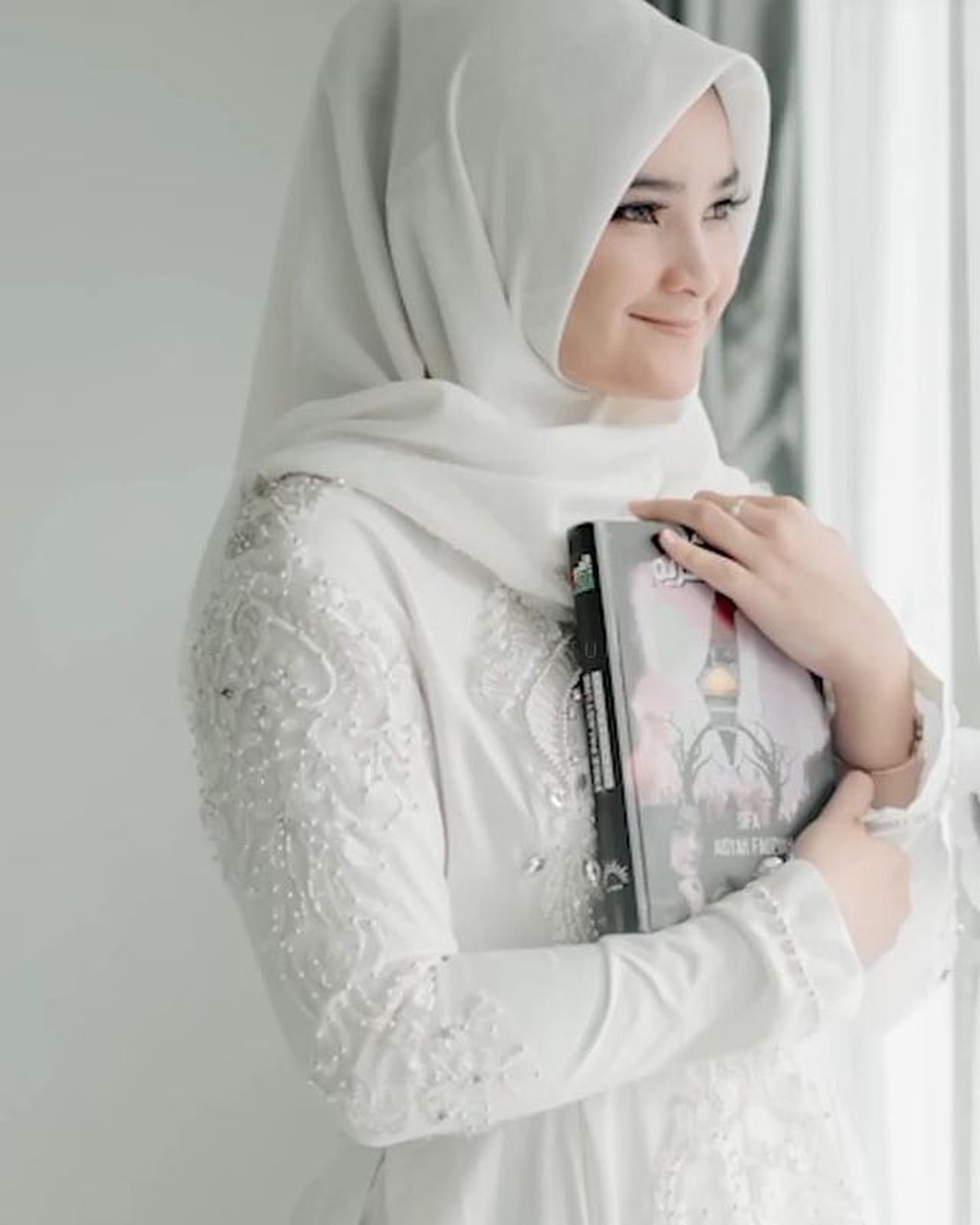 Sebelum dipersunting oleh Ridho DA&comma; Syifa menjalani beberapa rangkaian acara seperti pengajian dan siraman&period; Yuk intip&excl;