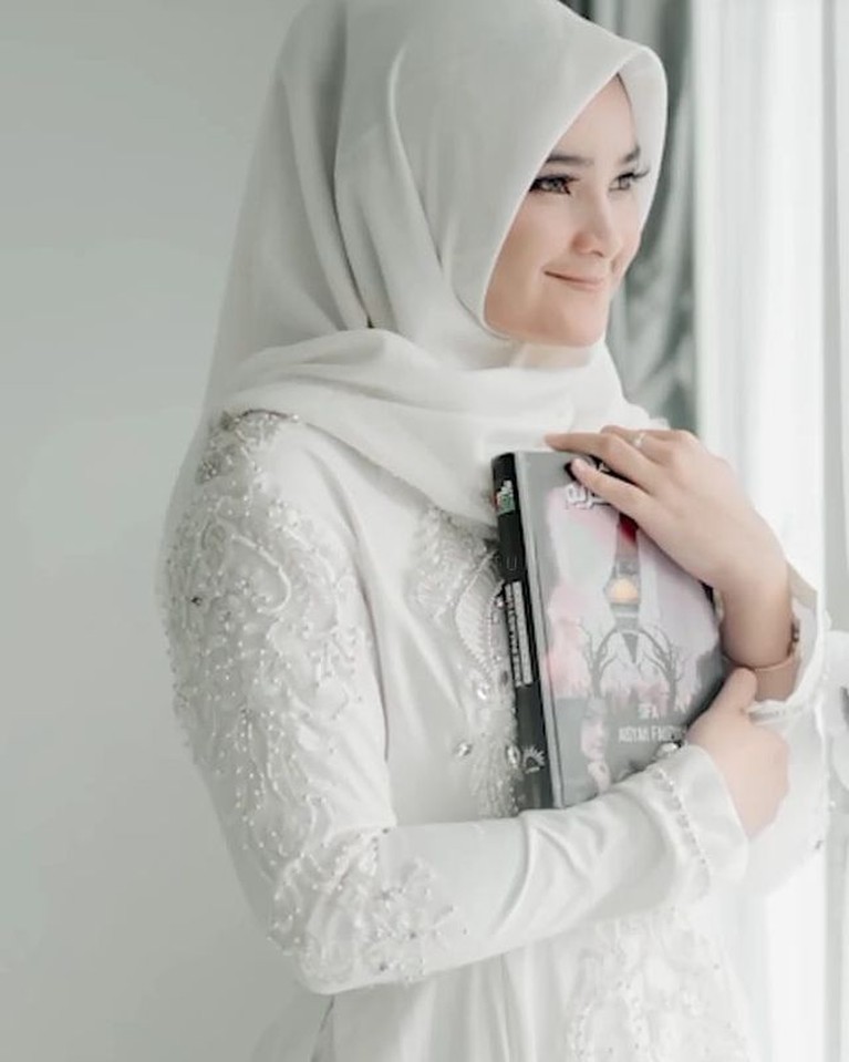 Sebelum dipersunting oleh Ridho DA, Syifa menjalani beberapa rangkaian acara seperti pengajian dan siraman. Yuk intip!