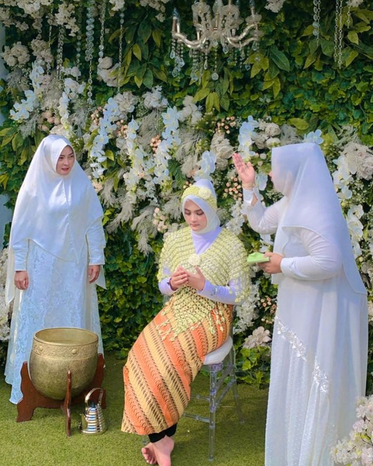 Sebelum dipersunting oleh Ridho DA&comma; Syifa menjalani beberapa rangkaian acara seperti pengajian dan siraman&period; Yuk intip&excl;