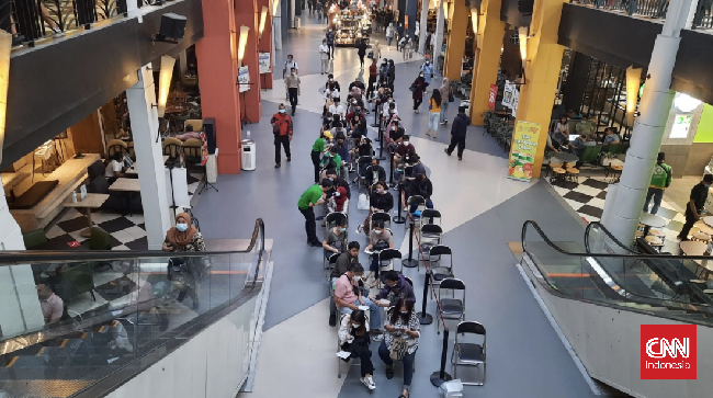 Antrean pengunjung gerai Subway Indonesia yang baru saja dibuka Jumat (15/10) di Citos terlihat masih panjang hingga sore. Subway pun menyetop penjualan.