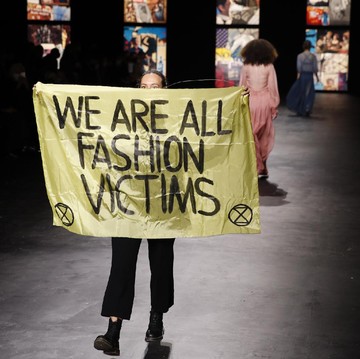 Duh, 5 Fashion Show Ini Sempat Dihadang Aksi Protes, Apa Motif di Baliknya?