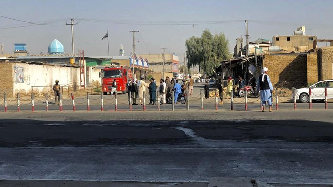 Pihak Taliban mengatakan ledakan di masjid Syiah Kandahar disebabkan oleh bom bunuh diri.