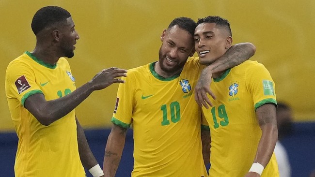 Brasil menang telak atas Uruguay dalam lanjutan Kualifikasi Piala Dunia 2022 zona CONMEBOL. Salah satu gol Brasil dicetak Neymar dengan cara yang spektakuler.