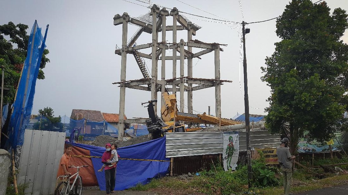 FOTO: Crane Jatuh Timpa Rumah Warga di Depok