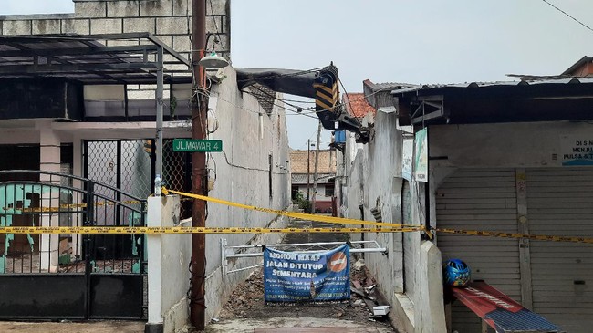 FOTO: Crane Jatuh Timpa Rumah Warga di Depok