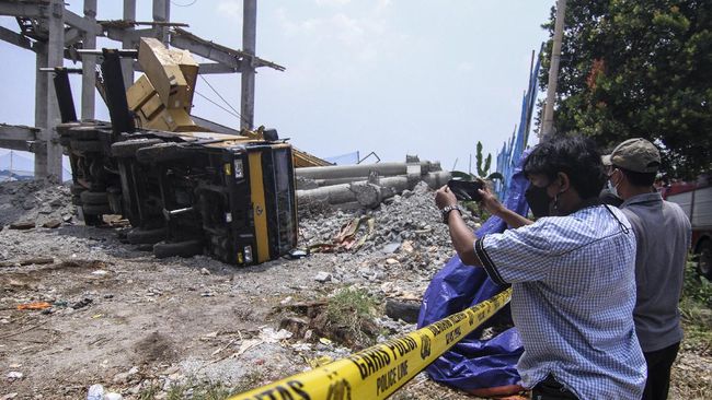 Warga dikejutkan saat alat berat crane proyek PDAM Kota Depok jatuh menimpa sejumlah rumah. Suara kencang membuat warga berlarian.