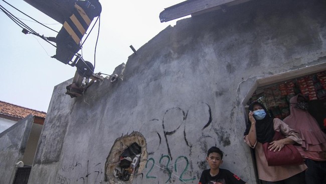 Polisi menetapkan seorang operator sebagai tersangka dalam insiden jatuhnya crane ke rumah warga di Kota Depok.