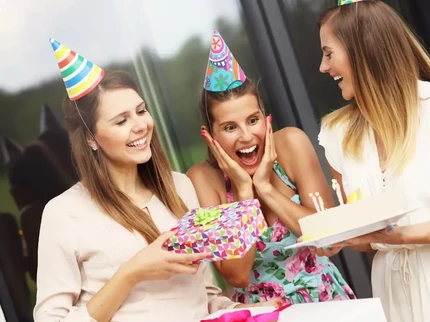 30 Ucapan Selamat Ulang Tahun untuk Kakak Perempuan & Laki-Laki dalam Keluarga Bunda
