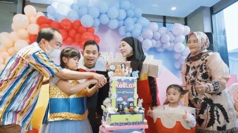 Intip 8 Potret Keseruan Ultah ke-8 Putri Crazy Rich Malang Tema Roblox Sebelum dipersunting oleh Ridho DA, Syifa menjalani beberapa rangkaian acara seperti pengajian dan siraman. Yuk intip!